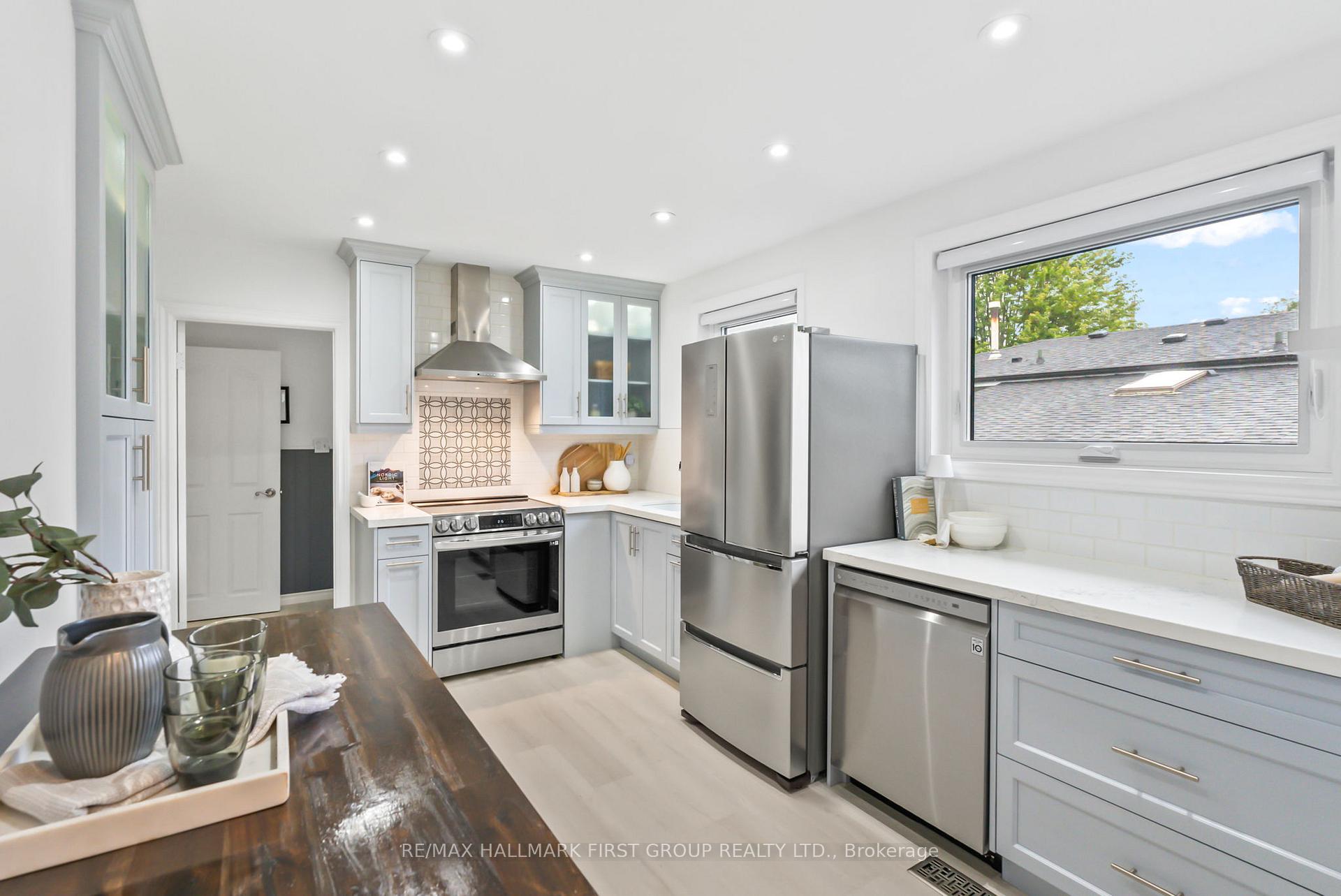 Photo 3 of 722 Balaton Avenue, Pickering, Bay Ridges — HOMEH