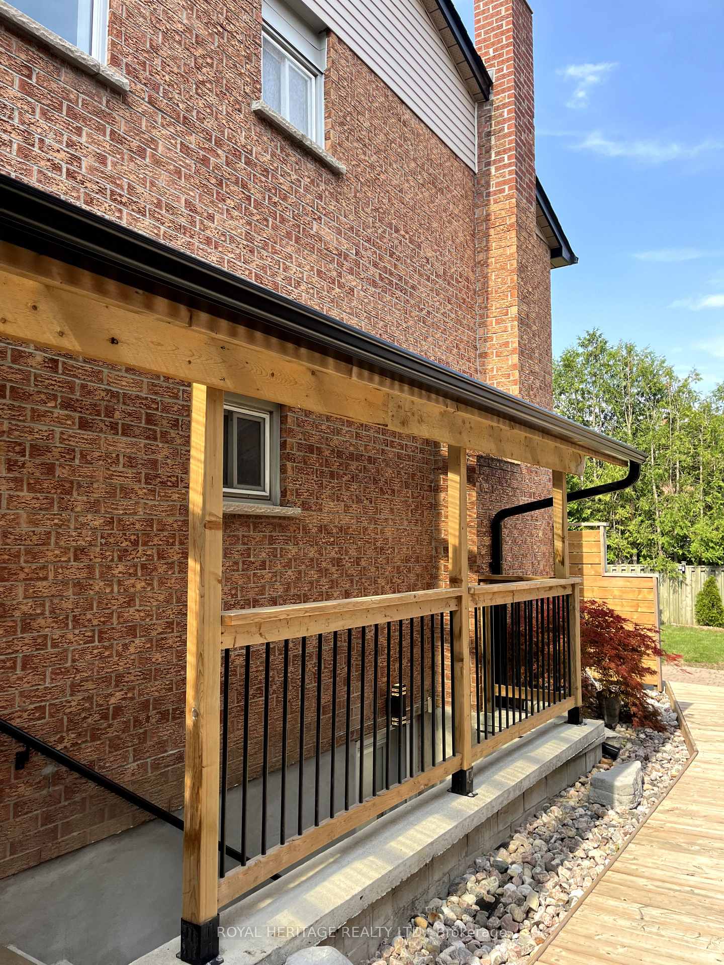 Photo 3 of 1020 Benton Crescent, Pickering, Liverpool — HOMEH