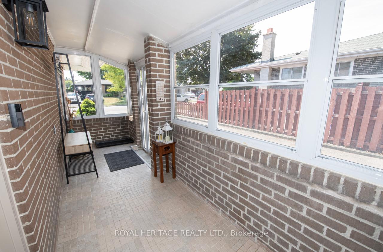 Photo 3 of 847 Krosno Boulevard, Pickering, Bay Ridges — HOMEH