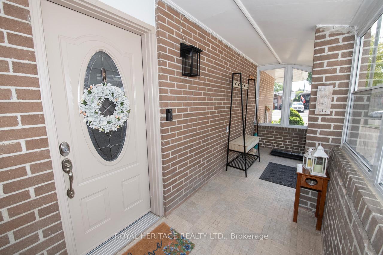 Photo 4 of 847 Krosno Boulevard, Pickering, Bay Ridges — HOMEH