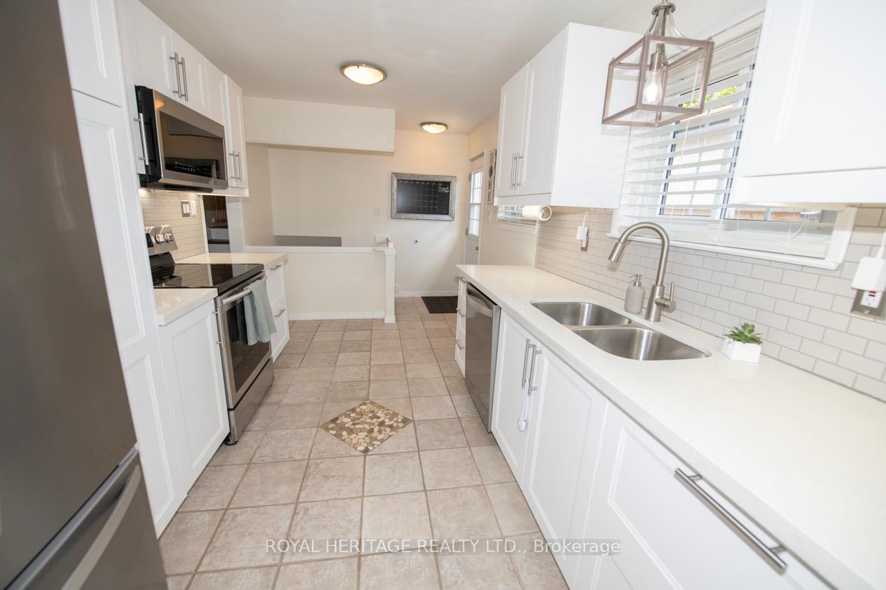 Photo 9 of 847 Krosno Boulevard, Pickering, Bay Ridges — HOMEH
