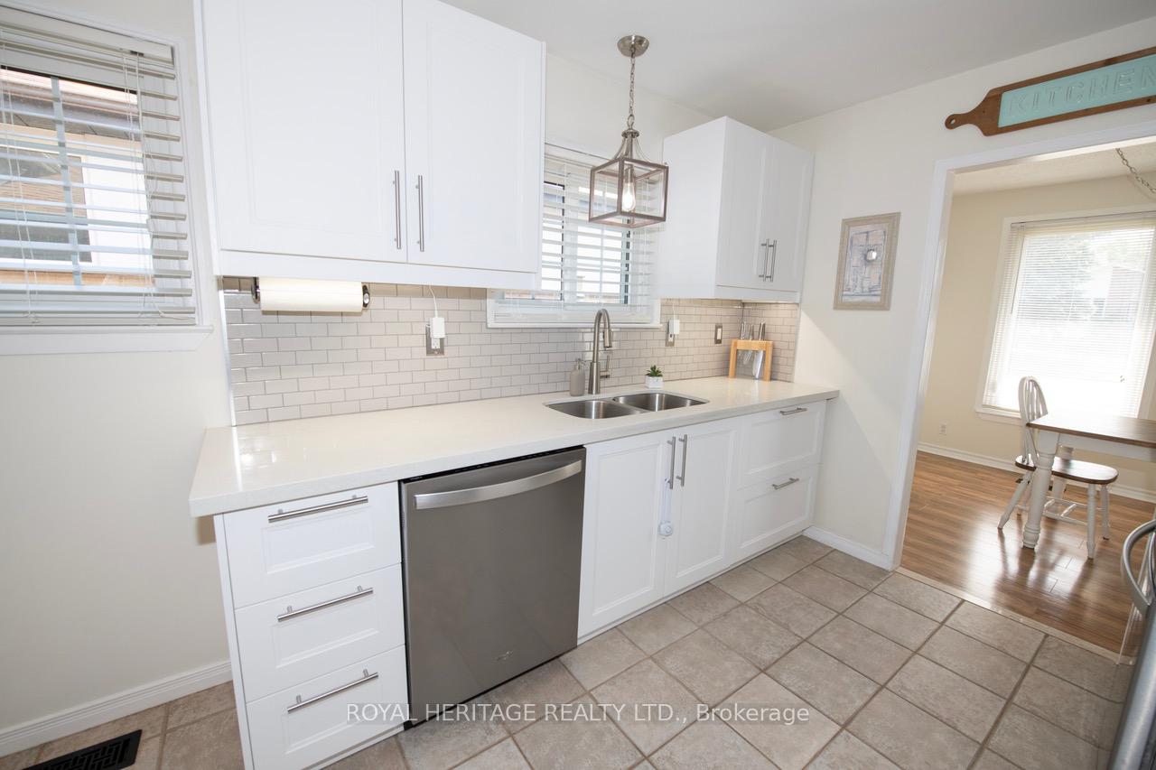 Photo 10 of 847 Krosno Boulevard, Pickering, Bay Ridges — HOMEH