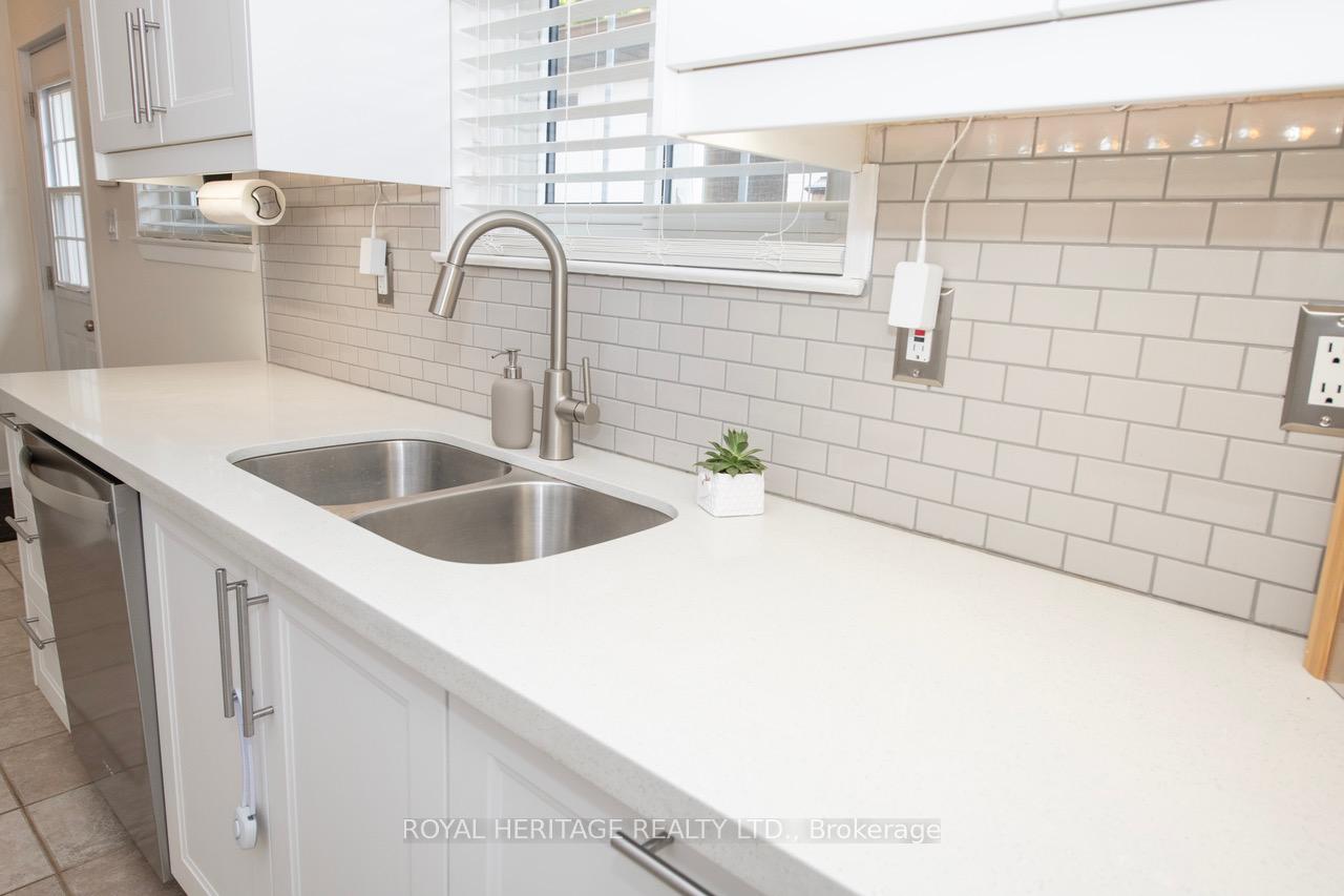 Photo 11 of 847 Krosno Boulevard, Pickering, Bay Ridges — HOMEH