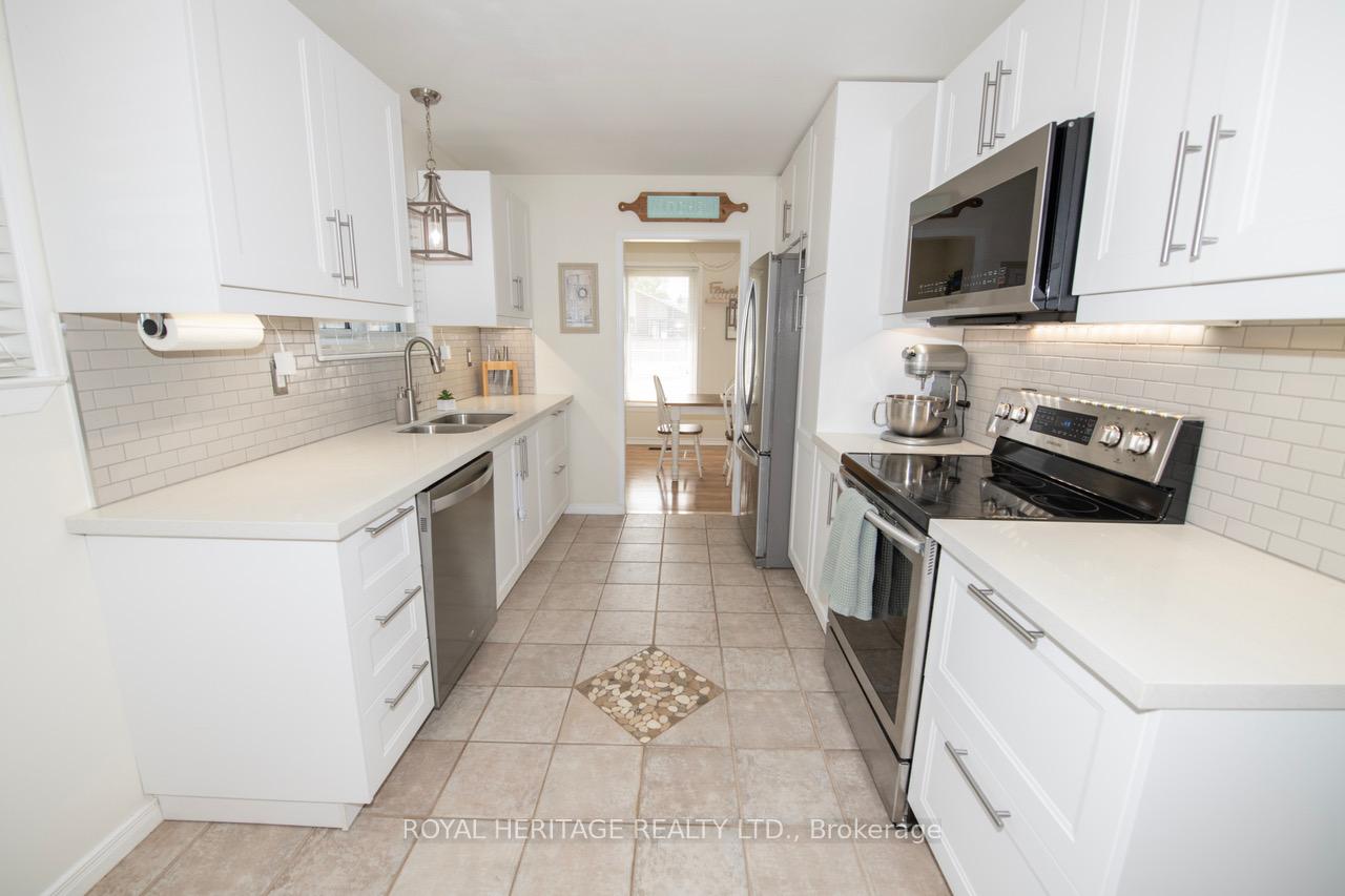 Photo 13 of 847 Krosno Boulevard, Pickering, Bay Ridges — HOMEH