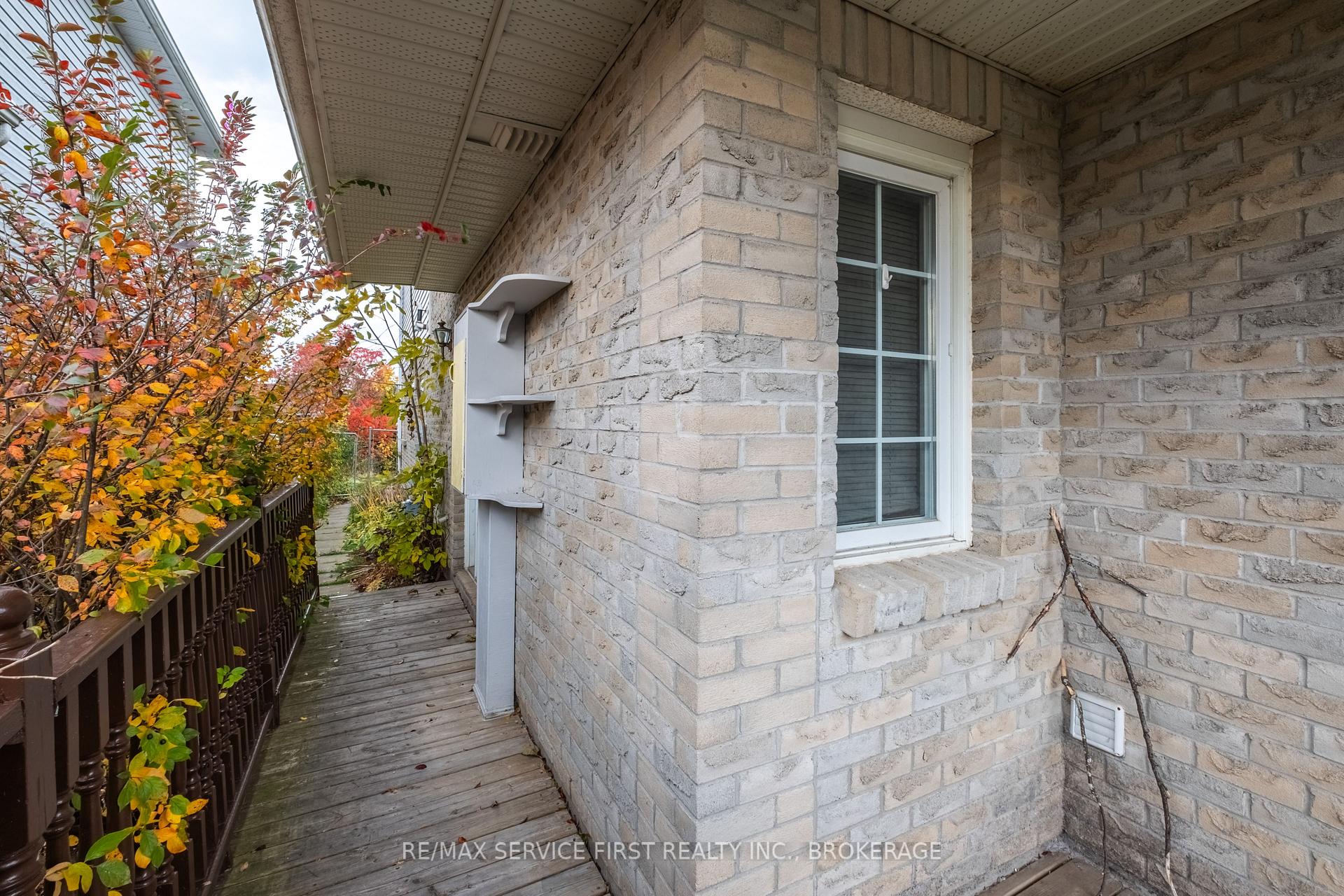 Photo 3 of 995 Waterbury Crescent, Kingston, City Southwest — HOMEH