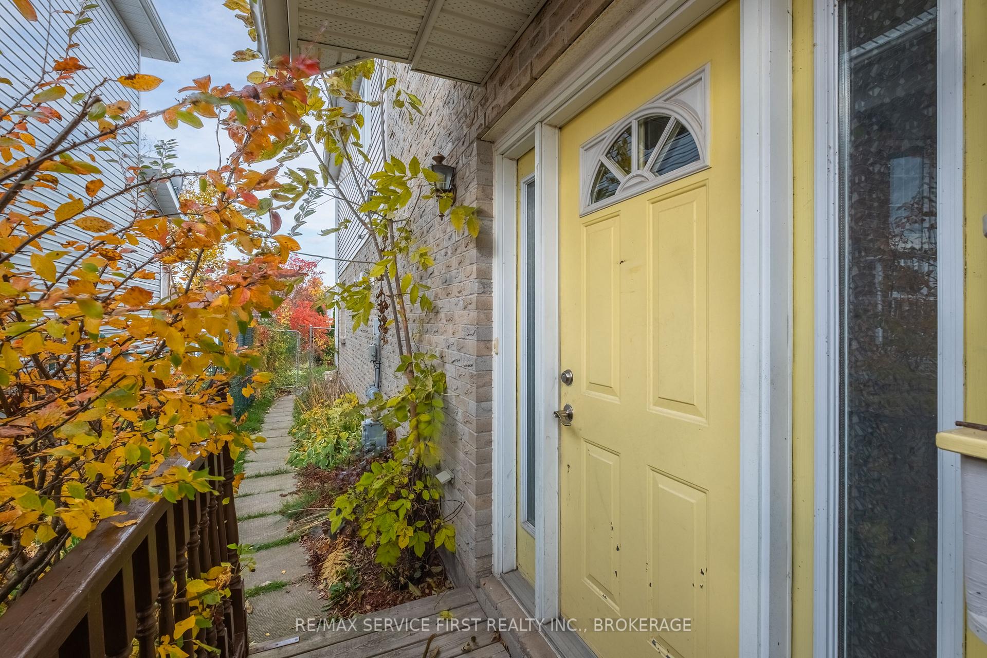 Photo 8 of 995 Waterbury Crescent, Kingston, City Southwest — HOMEH