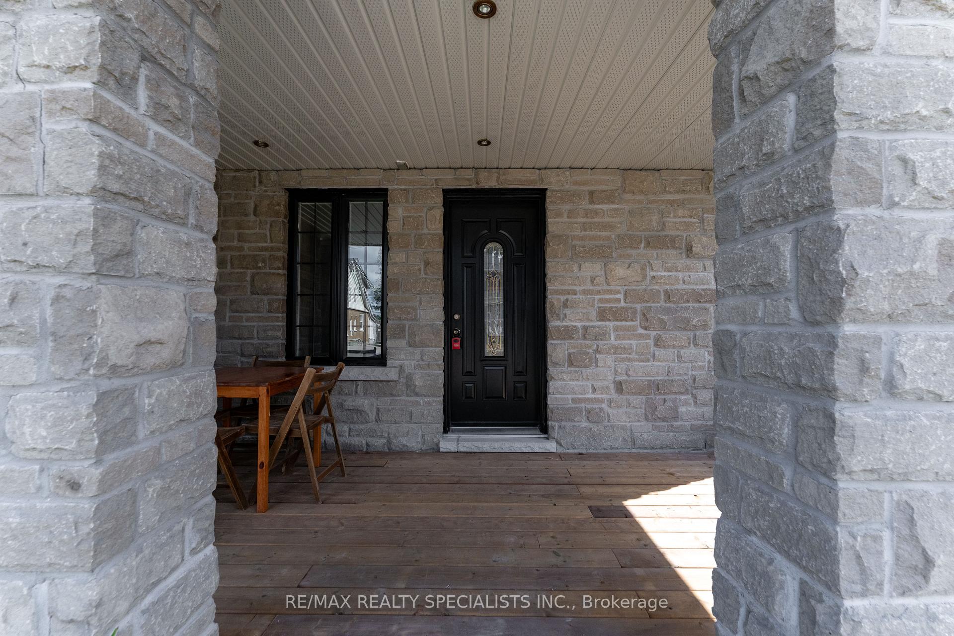 Photo 5 of 133 Agnes Street, Oshawa, O'Neill — HOMEH