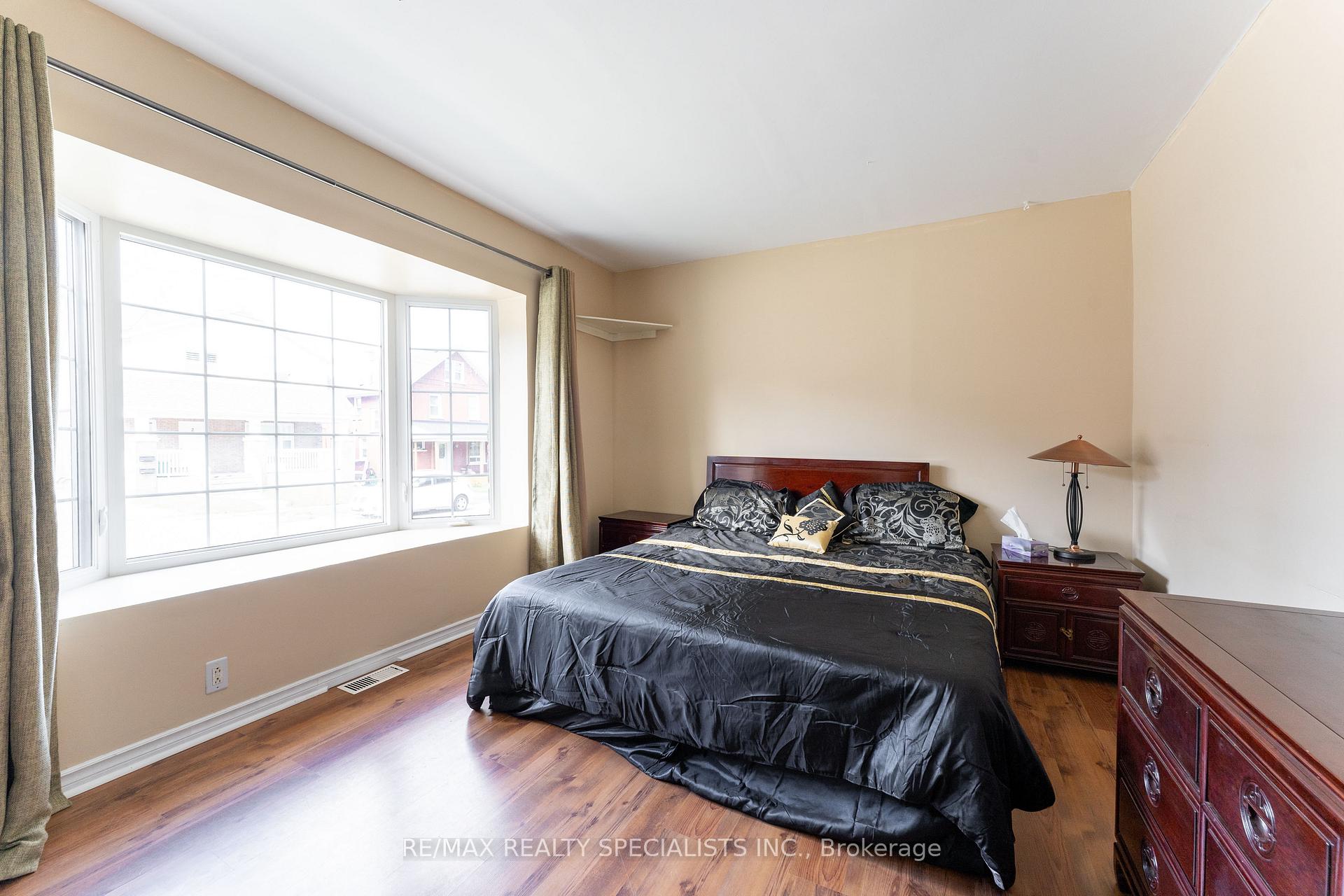 Photo 13 of 133 Agnes Street, Oshawa, O'Neill — HOMEH