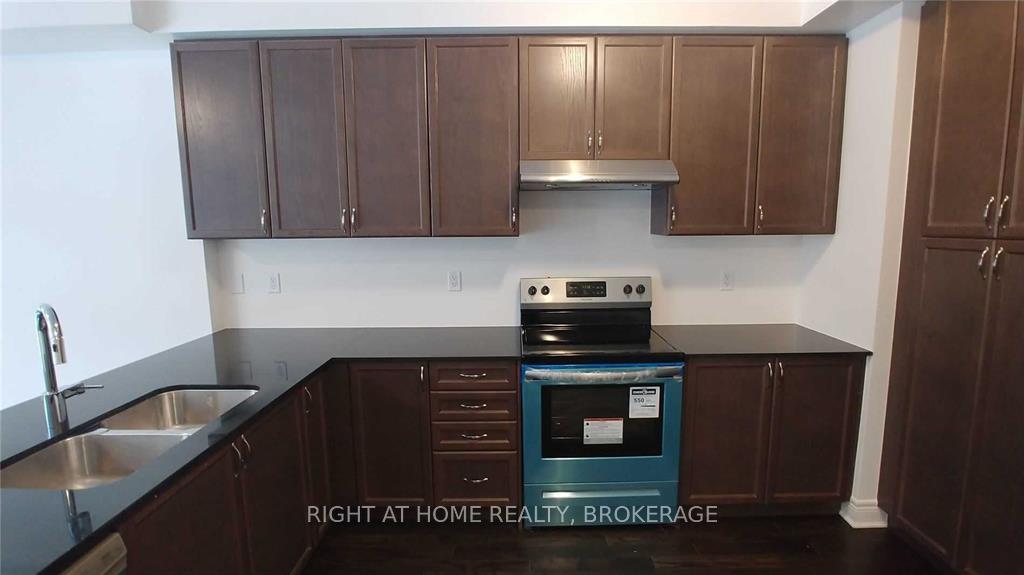 Photo 3 of 454 Sheaffe Place, Milton, Ford — HOMEH