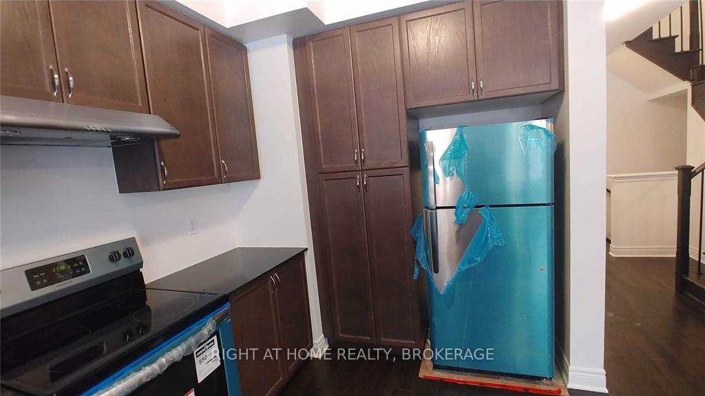 Photo 5 of 454 Sheaffe Place, Milton, Ford — HOMEH