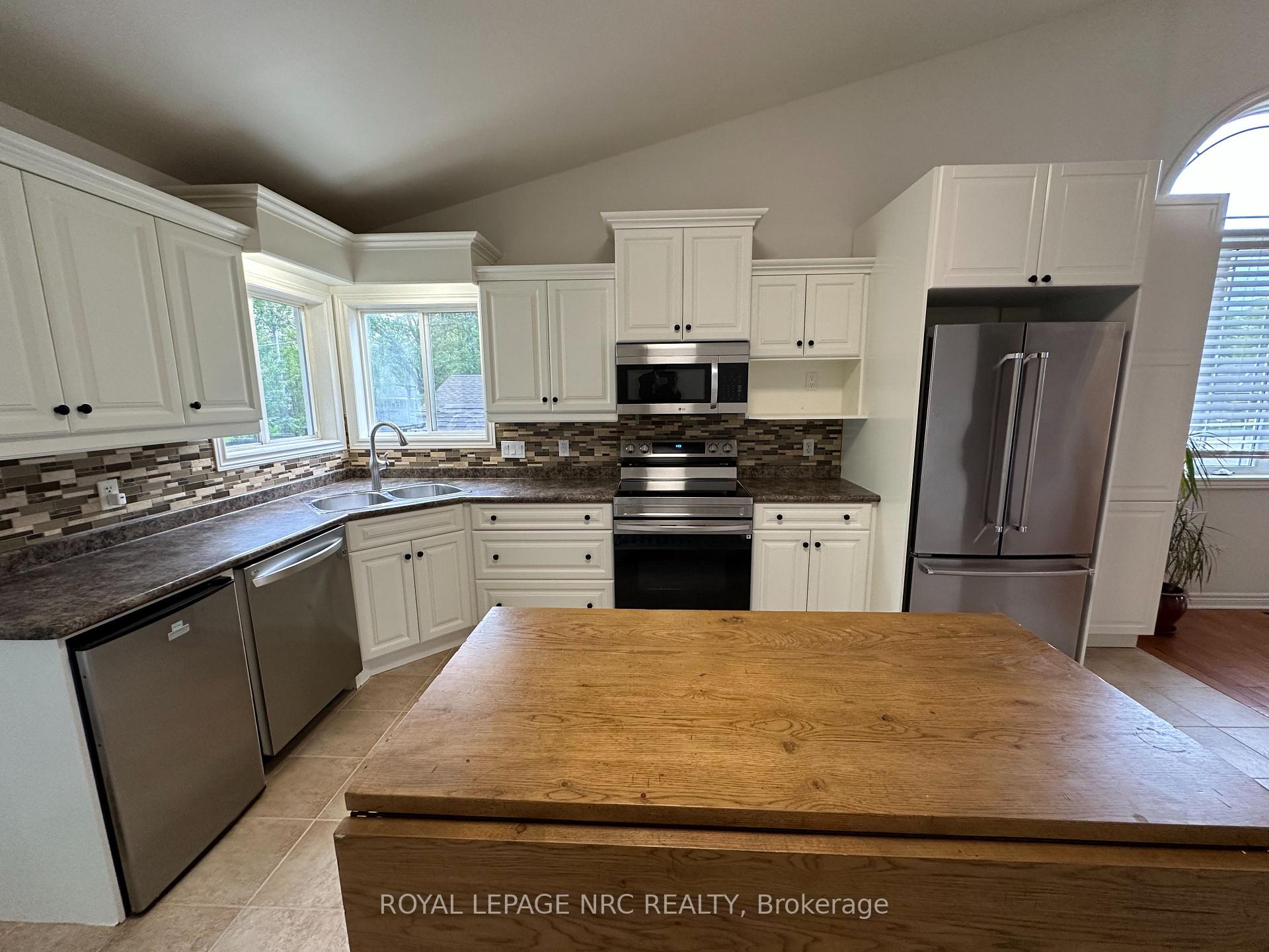 Photo 3 of 3923 Weinbrenner Road, Niagara Falls, Chippawa — HOMEH