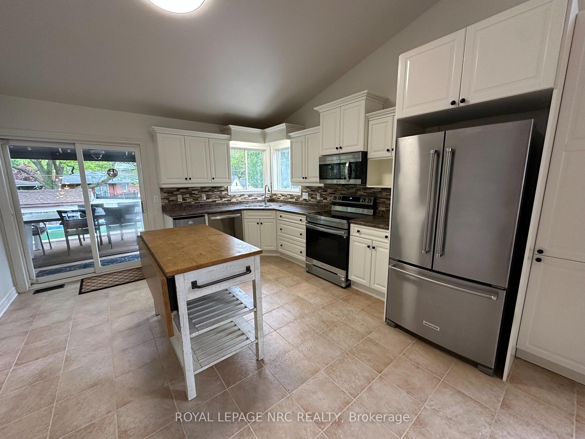 Photo 4 of 3923 Weinbrenner Road, Niagara Falls, Chippawa — HOMEH