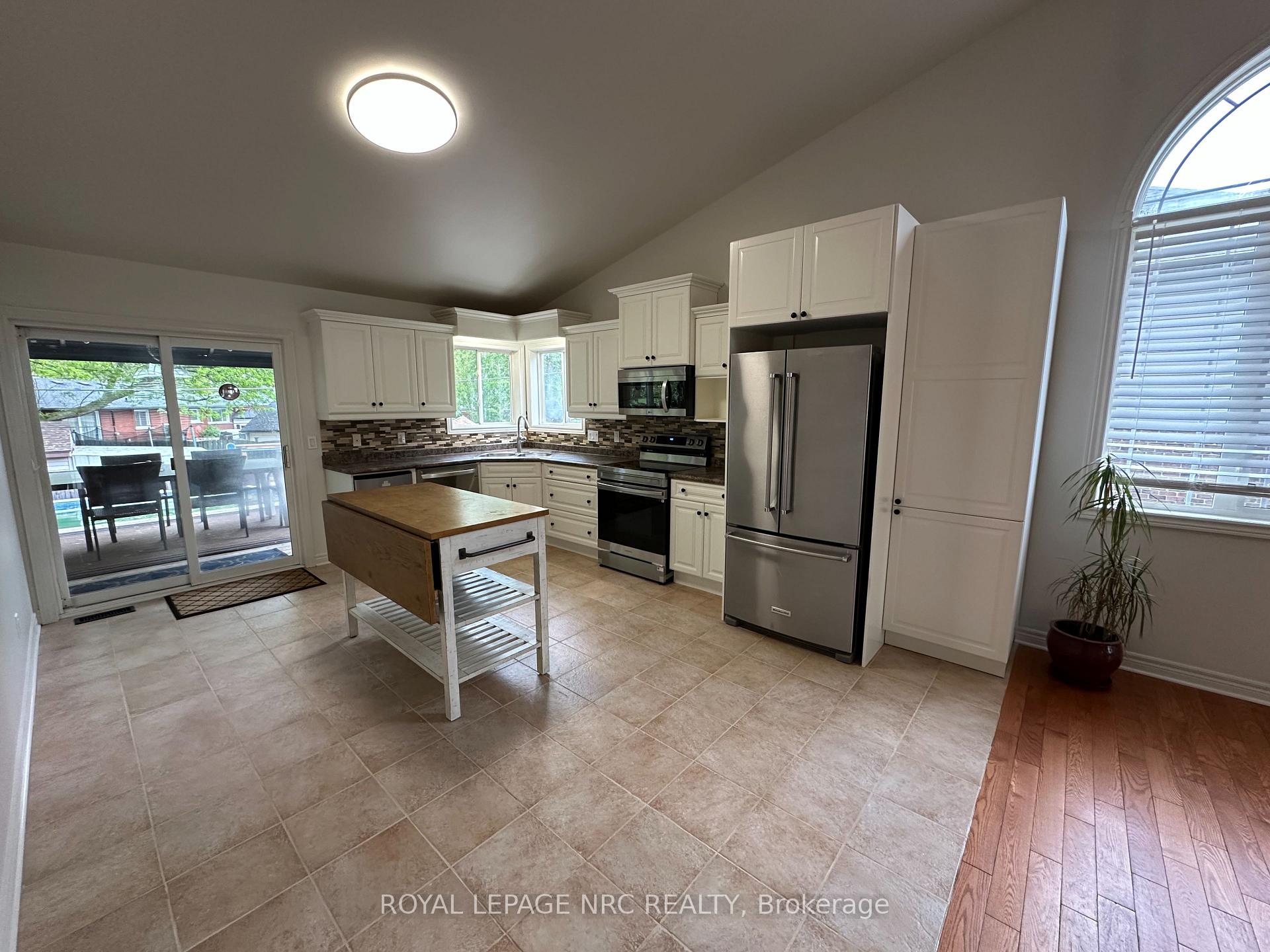 Photo 5 of 3923 Weinbrenner Road, Niagara Falls, Chippawa — HOMEH