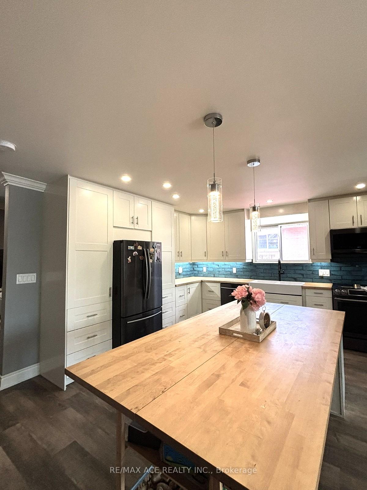 Photo 3 of Unit MAIN, 379 Surrey Drive, Oshawa, Eastdale — HOMEH