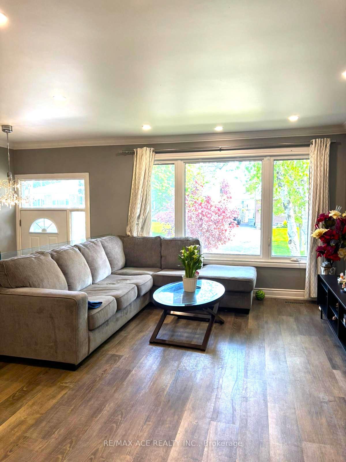 Photo 5 of Unit MAIN, 379 Surrey Drive, Oshawa, Eastdale — HOMEH