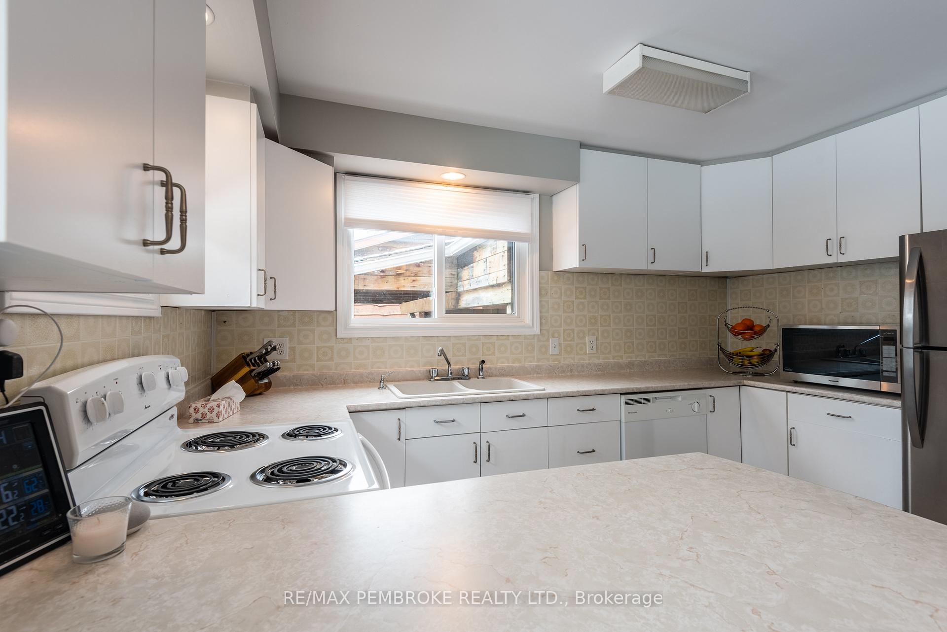 Photo 13 of 23 Albert Street, Petawawa — HOMEH