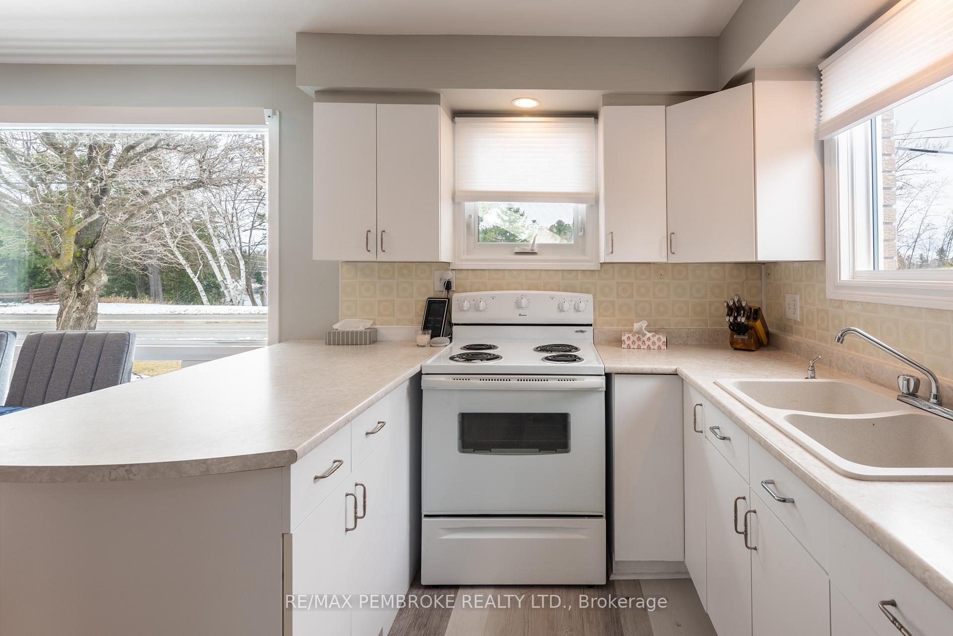 Photo 15 of 23 Albert Street, Petawawa — HOMEH