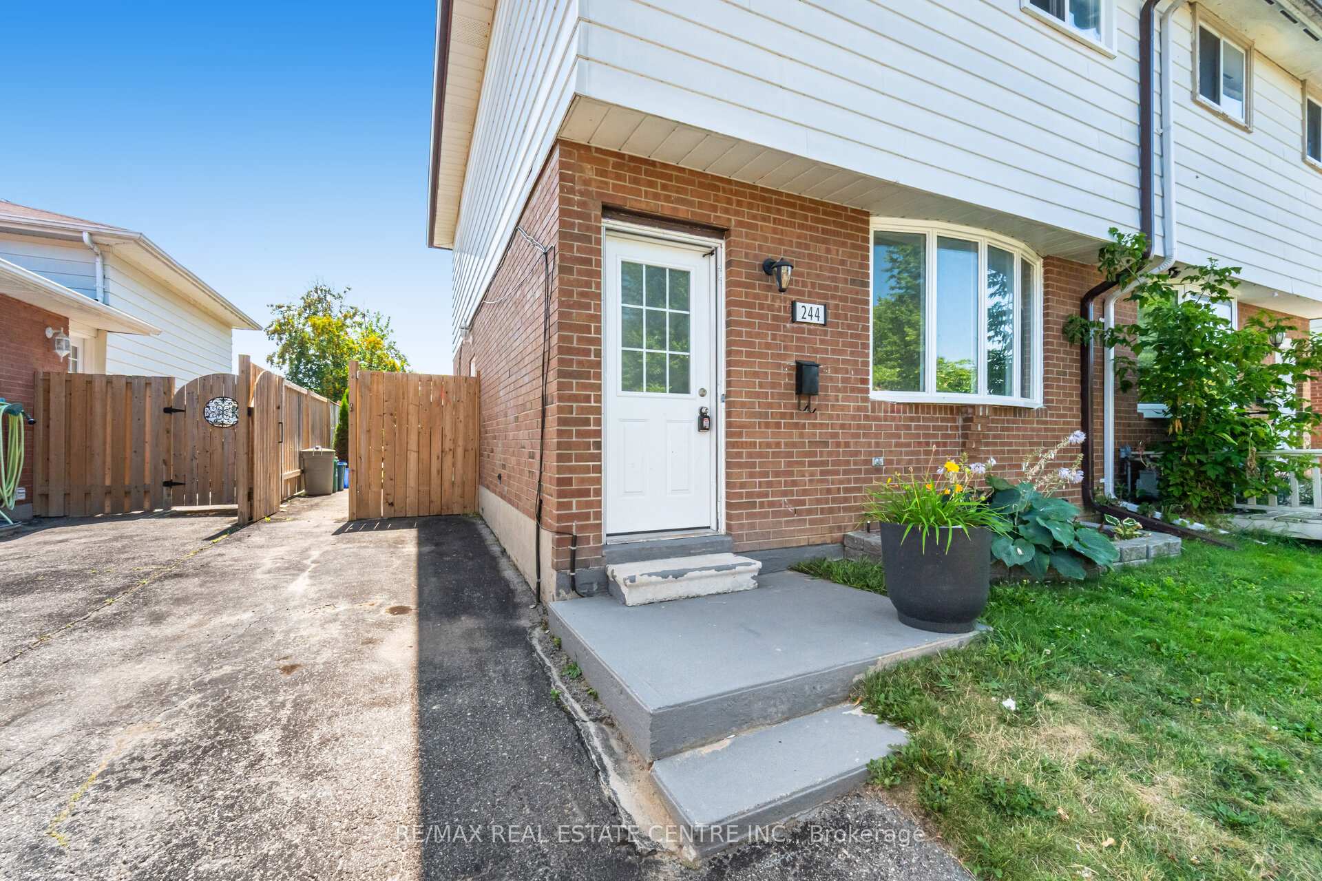 Photo 4 of 244 Kinmount Crescent, Oshawa, Lakeview — HOMEH