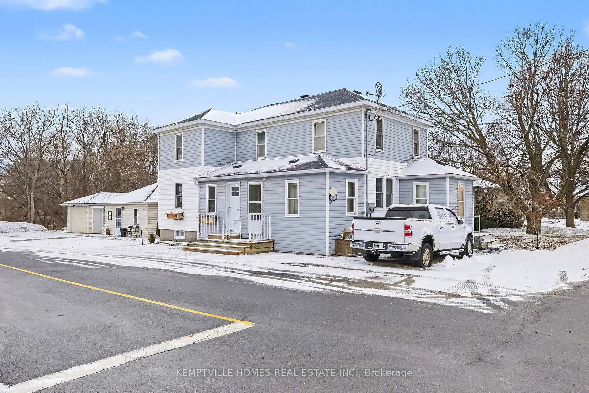 Front of 803 St Lawrence Street