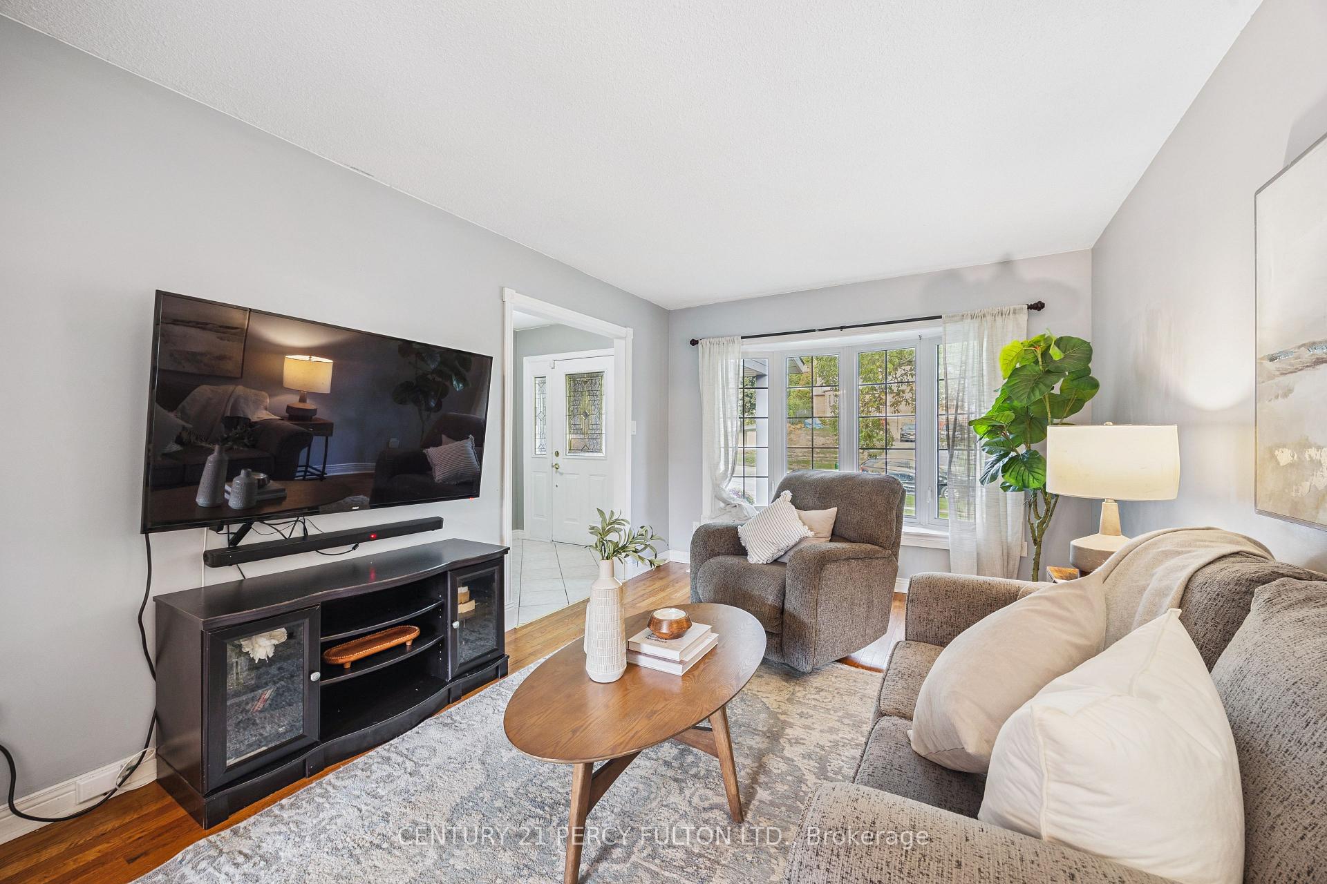 Photo 5 of 232 Grandview Street S, Oshawa, Donevan — HOMEH
