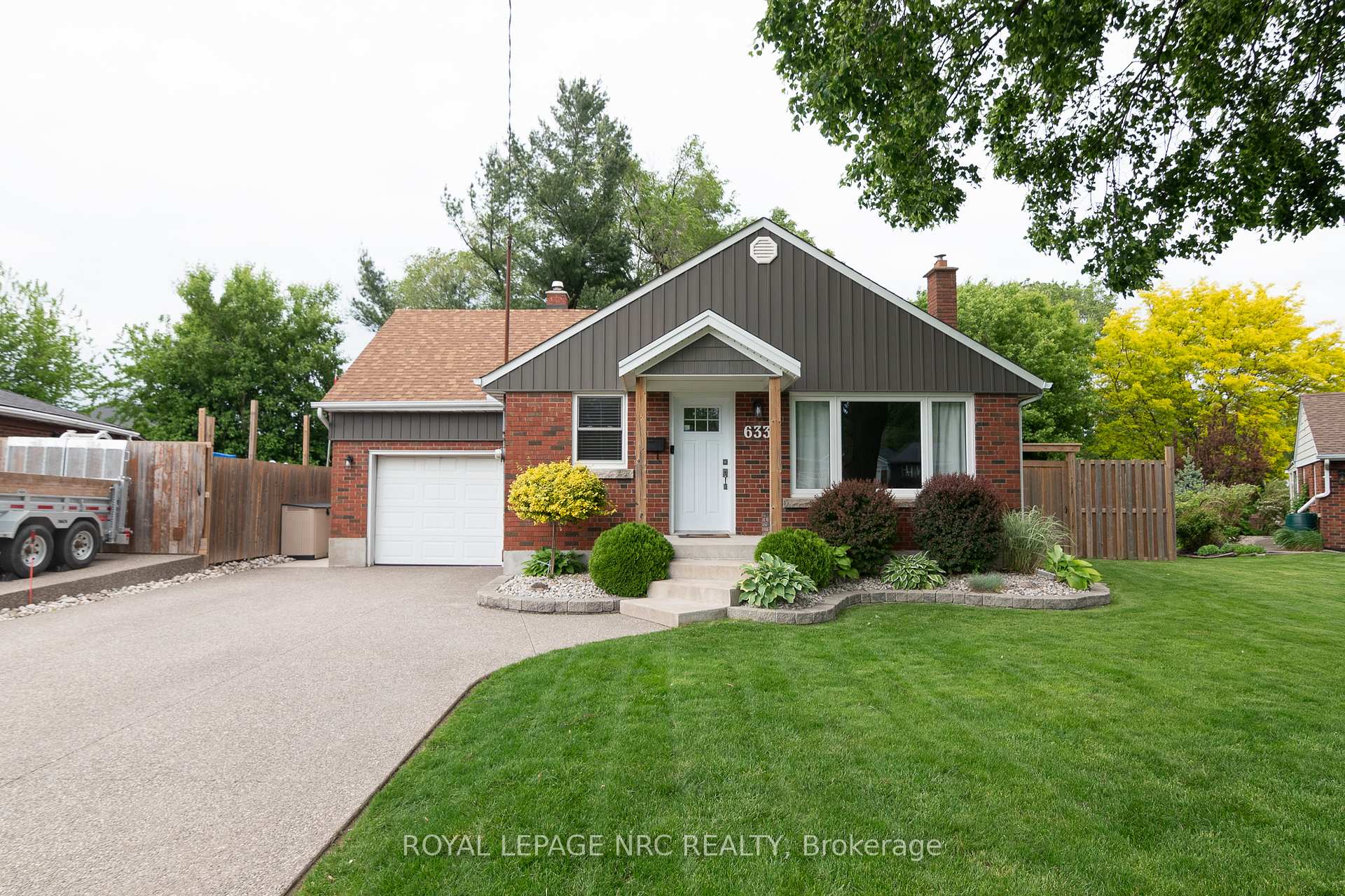 Photo 2 of 6337 Goodsir Crescent, Niagara Falls, Hospital — HOMEH