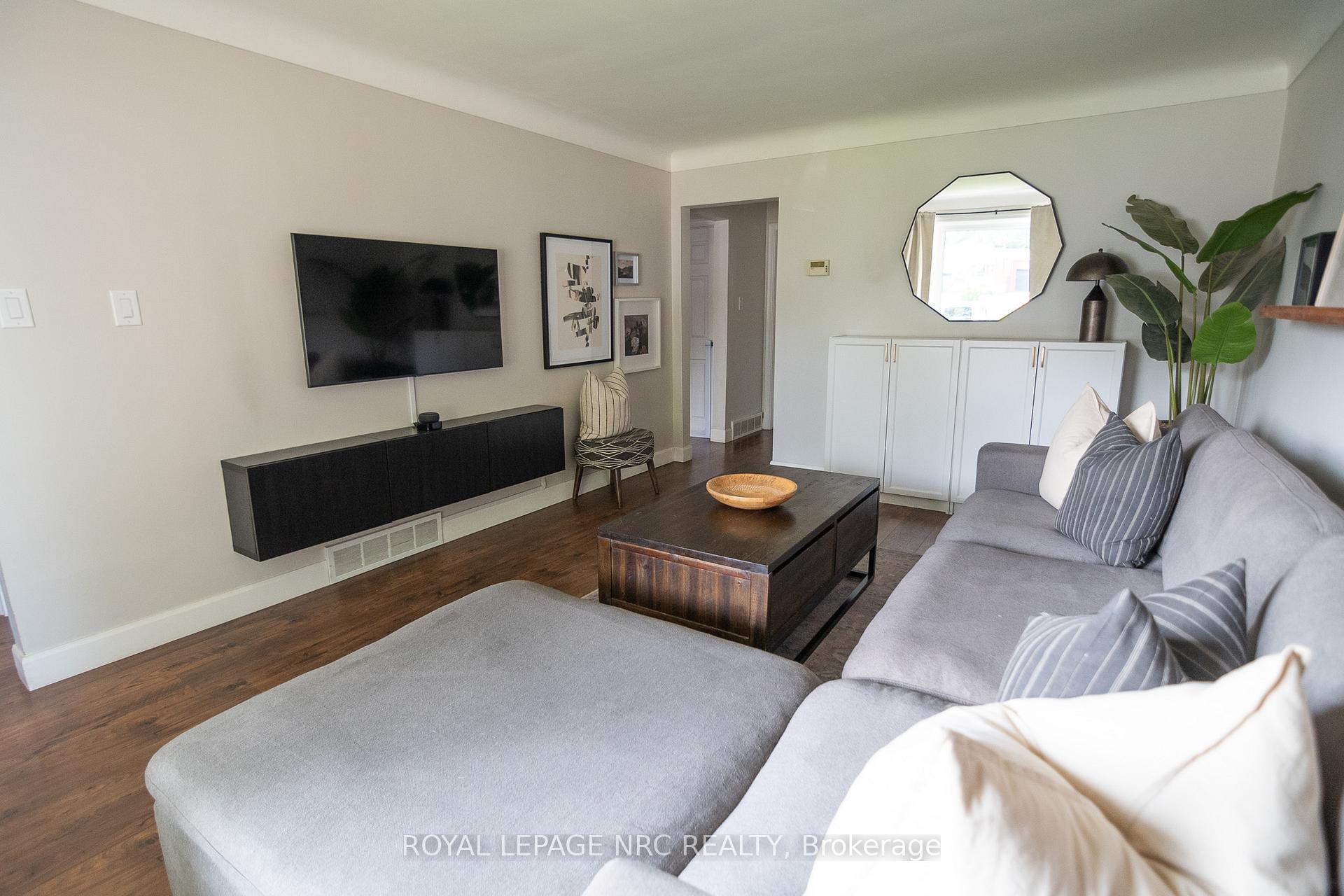Photo 4 of 6337 Goodsir Crescent, Niagara Falls, Hospital — HOMEH