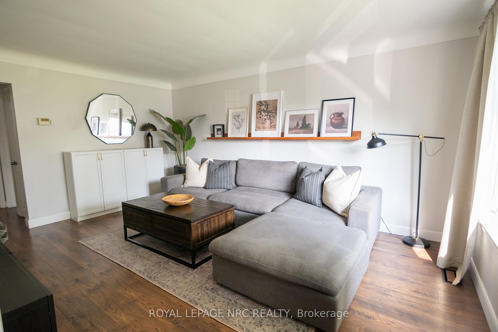 Photo 5 of 6337 Goodsir Crescent, Niagara Falls, Hospital — HOMEH