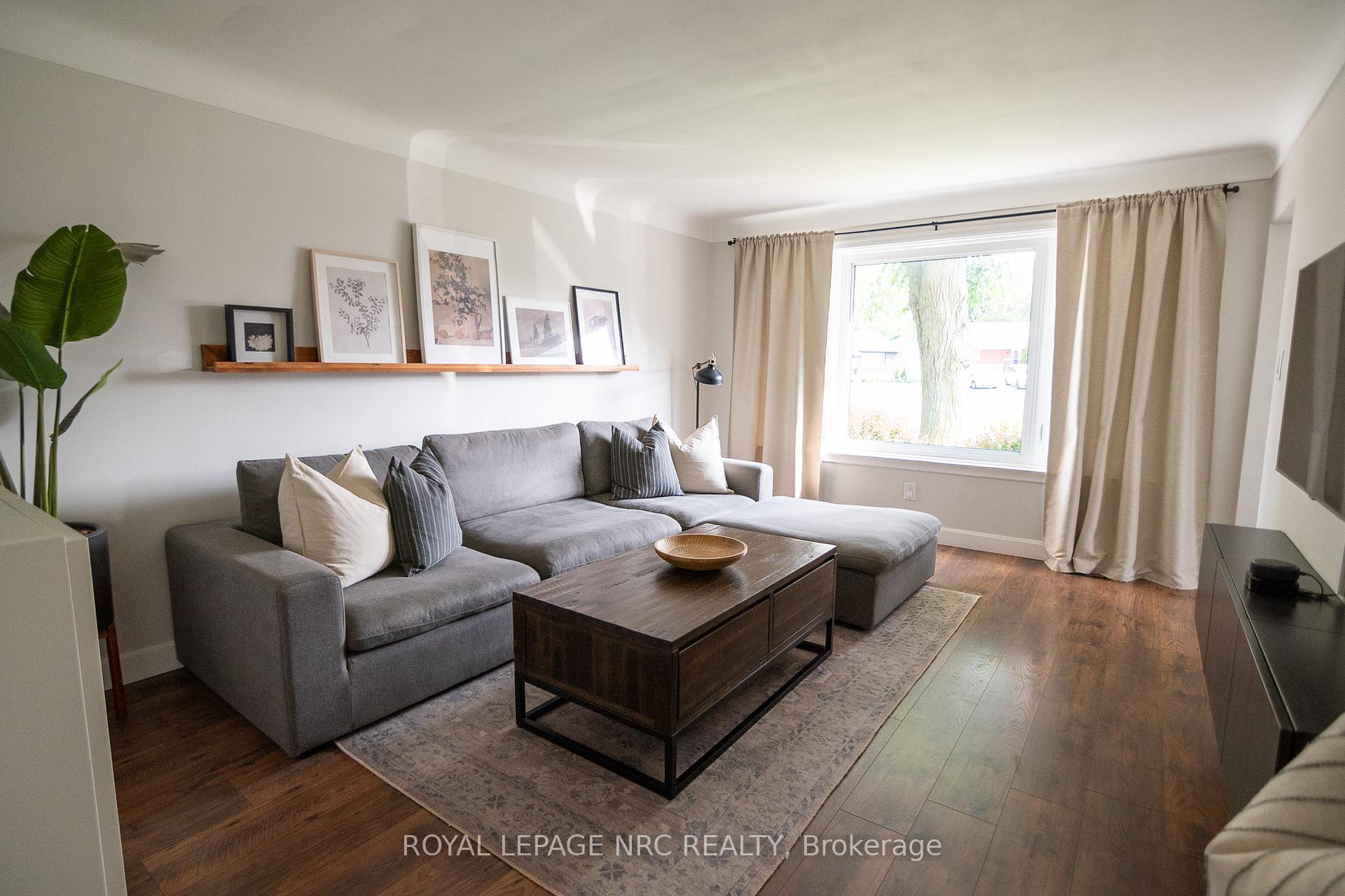 Photo 6 of 6337 Goodsir Crescent, Niagara Falls, Hospital — HOMEH