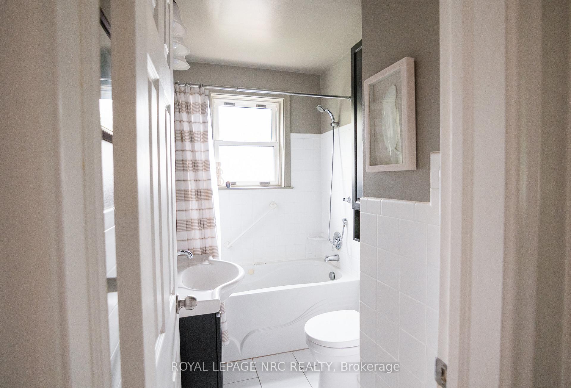 Photo 16 of 6337 Goodsir Crescent, Niagara Falls, Hospital — HOMEH