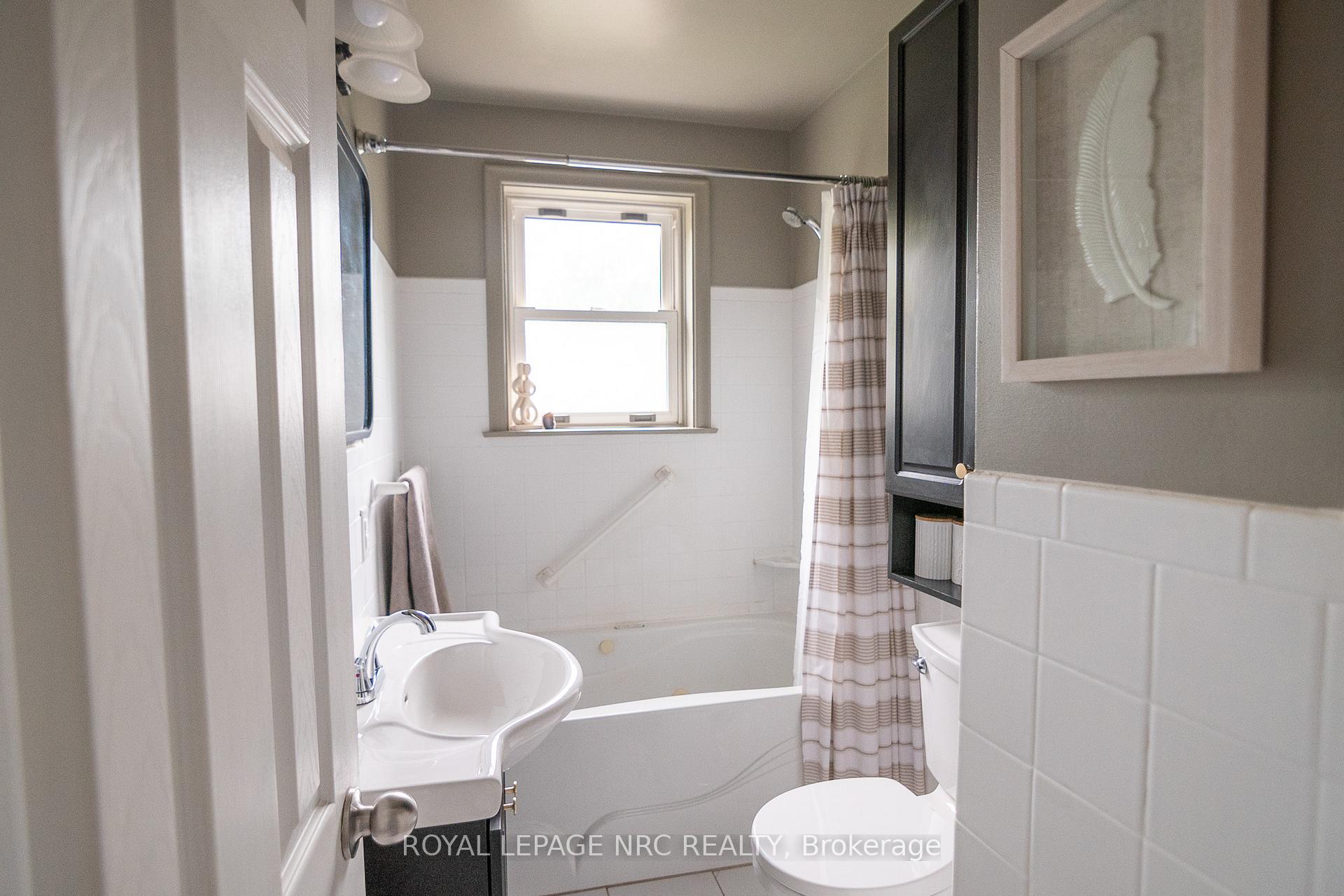 Photo 17 of 6337 Goodsir Crescent, Niagara Falls, Hospital — HOMEH