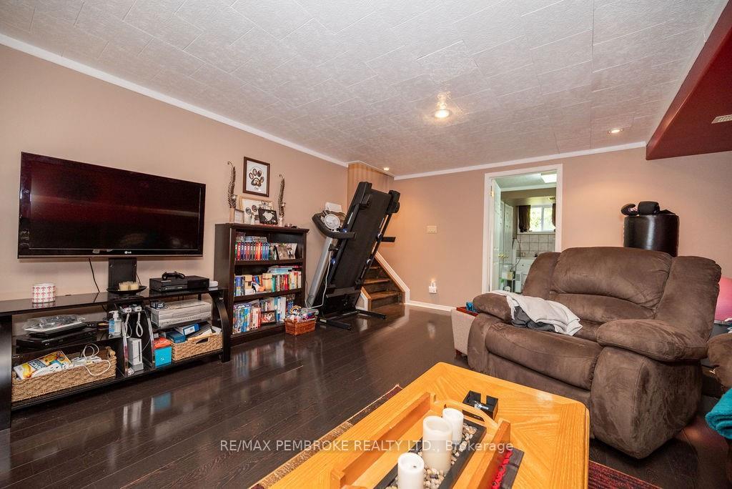 Photo 10 of 3255 Petawawa Boulevard, Petawawa — HOMEH