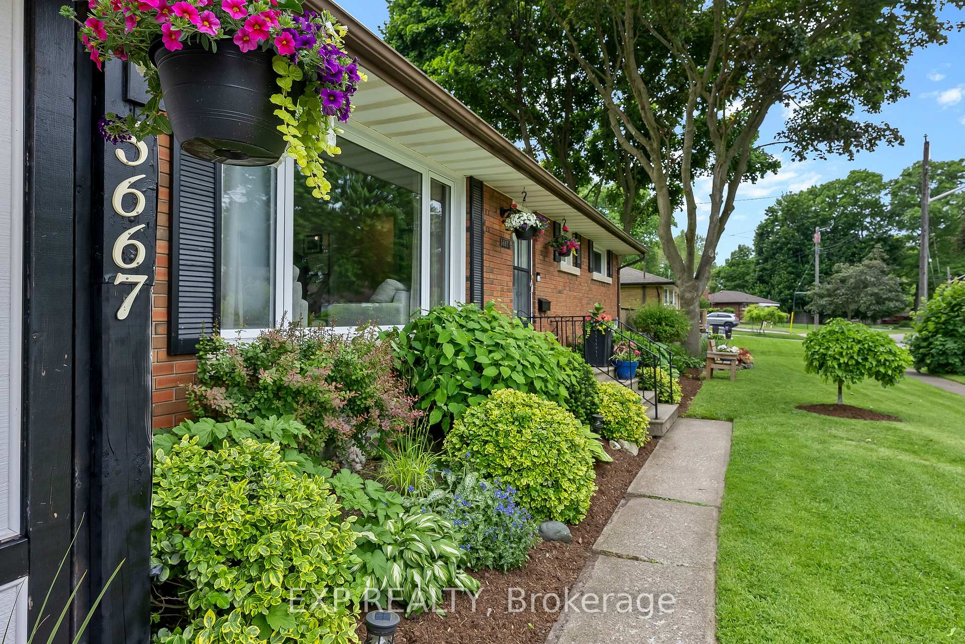 Photo 2 of 5667 Green Avenue, Niagara Falls, Ascot — HOMEH