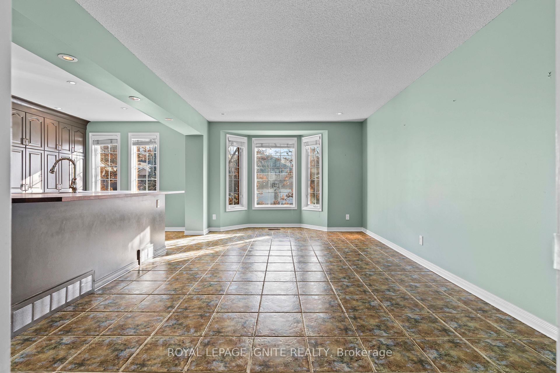 Photo 13 of 23 Kenwoods Circle, Kingston, Kingston East (Incl Barret Crt) — HOMEH