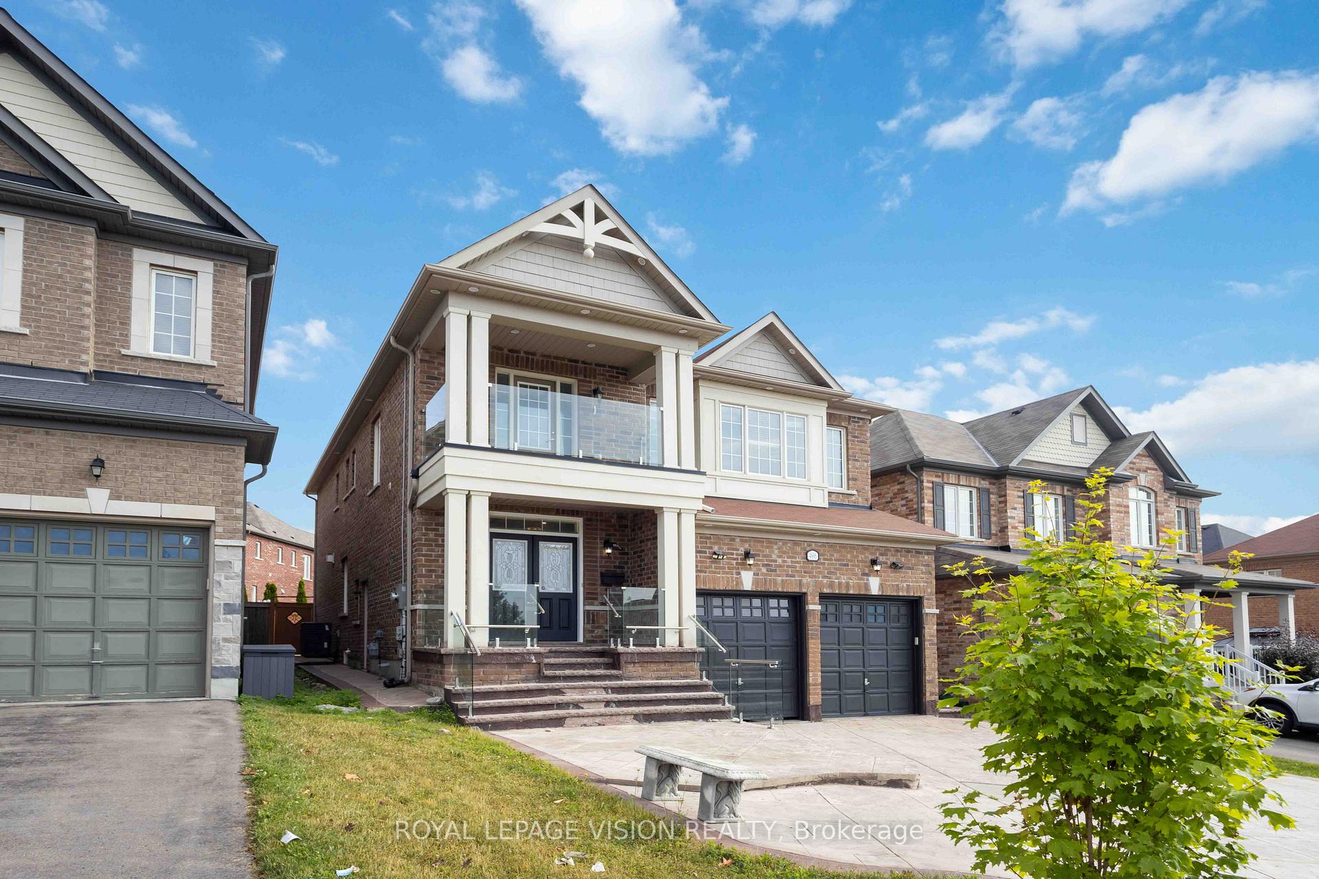 Photo 2 of 496 Gulfstream Avenue Main, Oshawa, Windfields — HOMEH