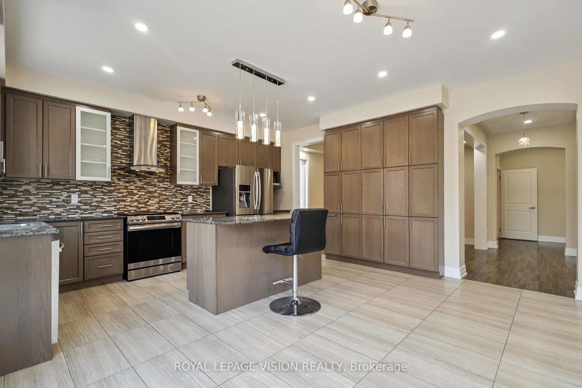 Photo 7 of 496 Gulfstream Avenue Main, Oshawa, Windfields — HOMEH
