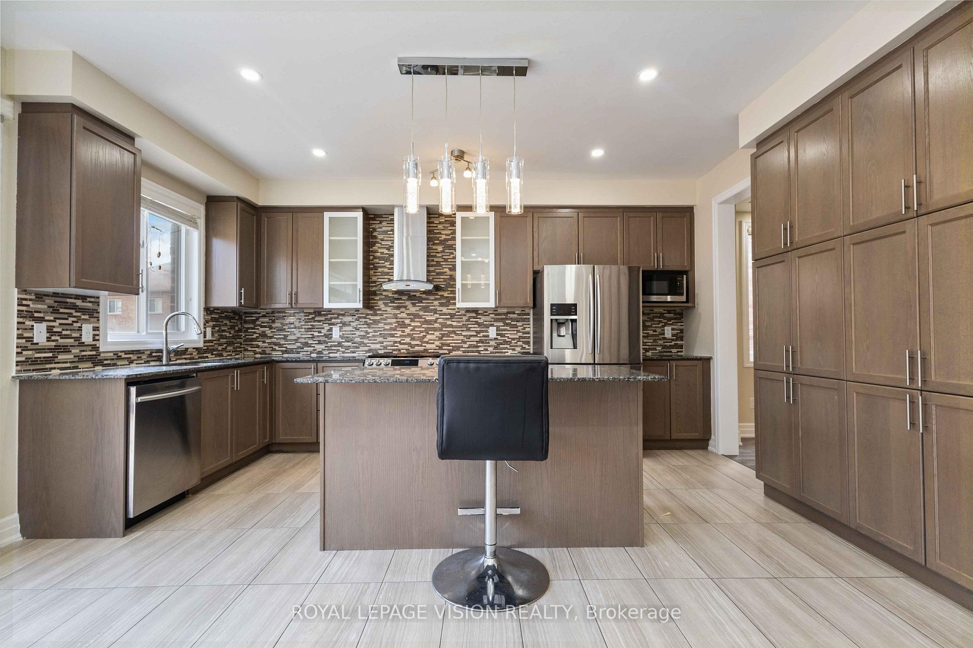 Photo 8 of 496 Gulfstream Avenue Main, Oshawa, Windfields — HOMEH