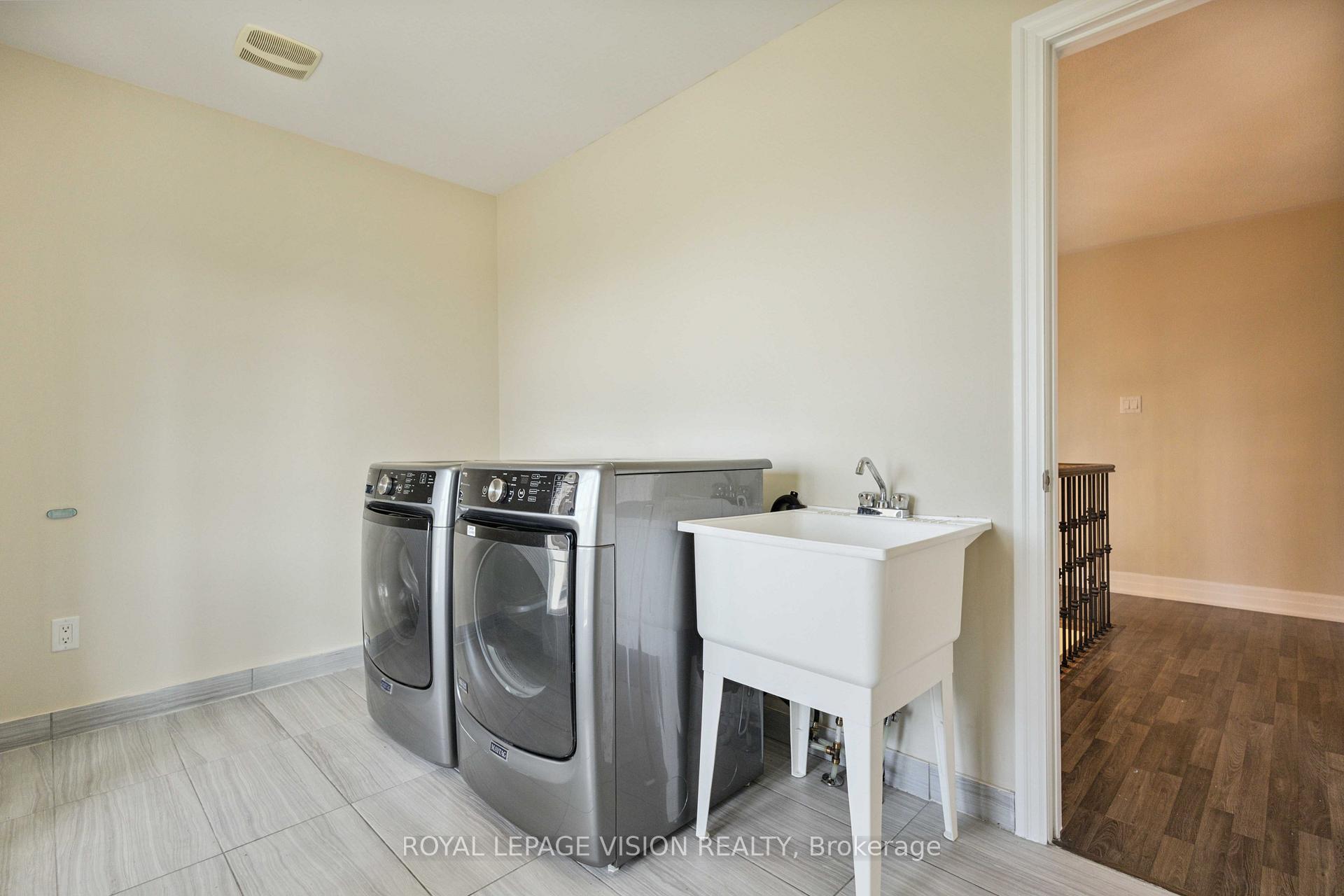 Photo 13 of 496 Gulfstream Avenue Main, Oshawa, Windfields — HOMEH