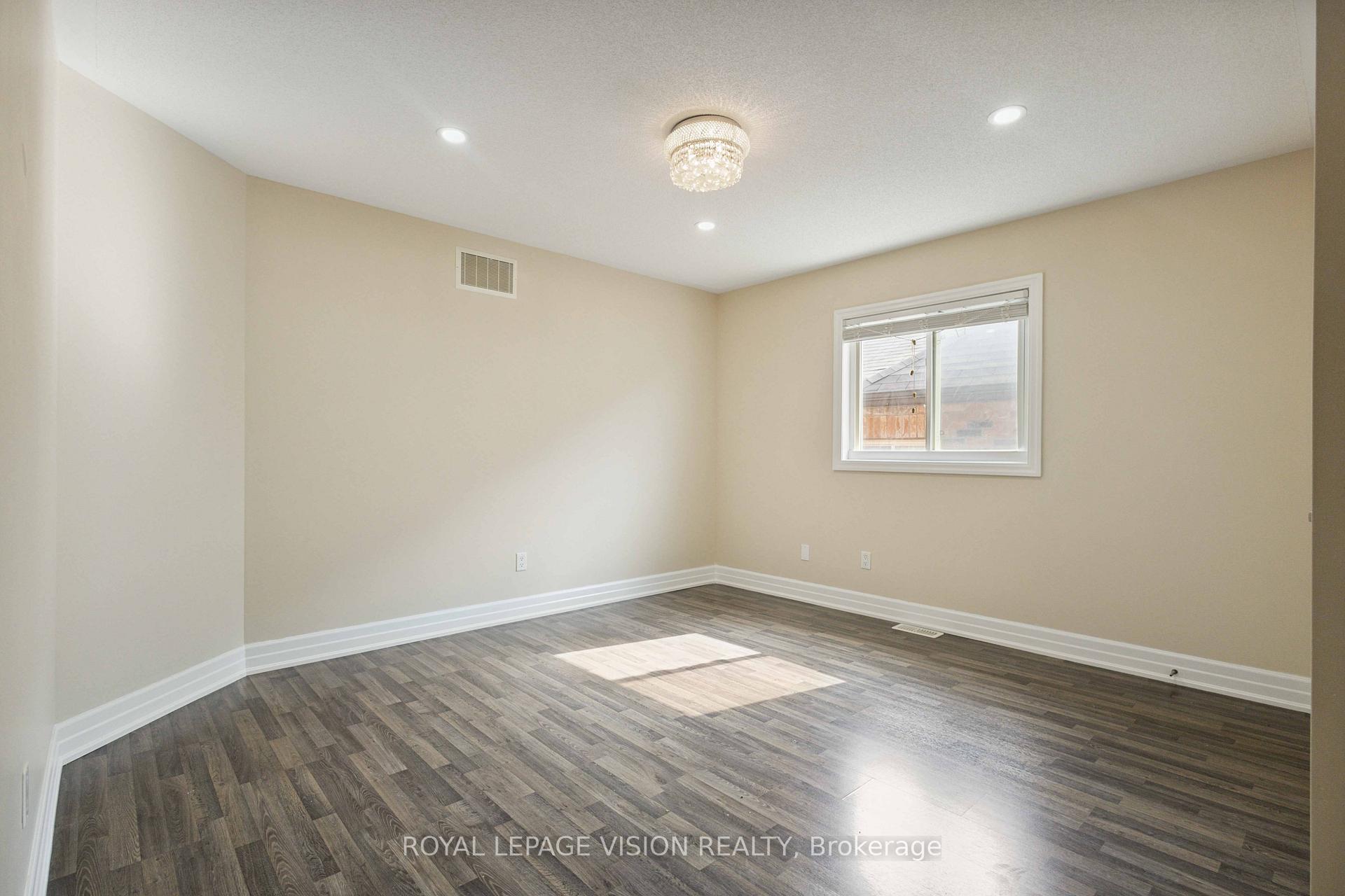 Photo 18 of 496 Gulfstream Avenue Main, Oshawa, Windfields — HOMEH