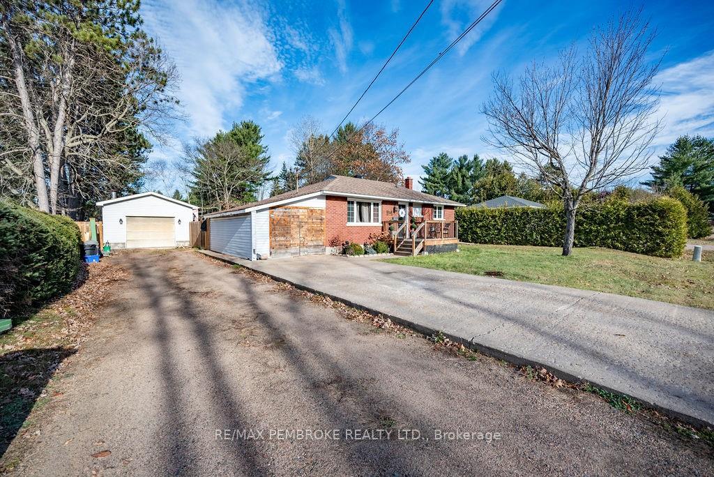 Photo 3 of 38 Sunset Crescent, Petawawa — HOMEH