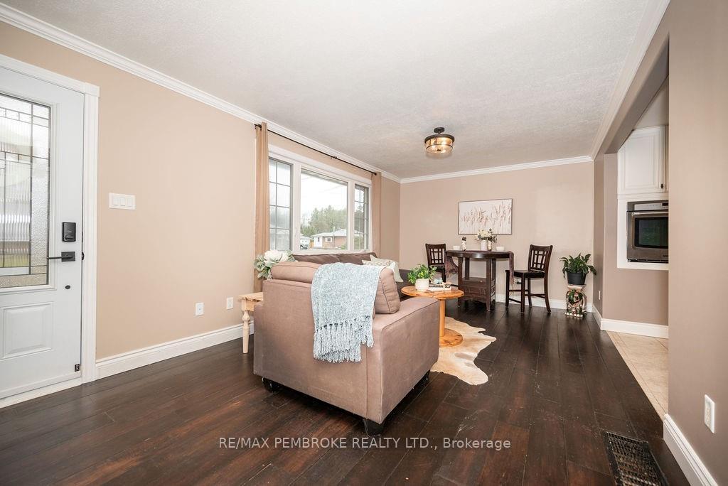 Photo 9 of 38 Sunset Crescent, Petawawa — HOMEH