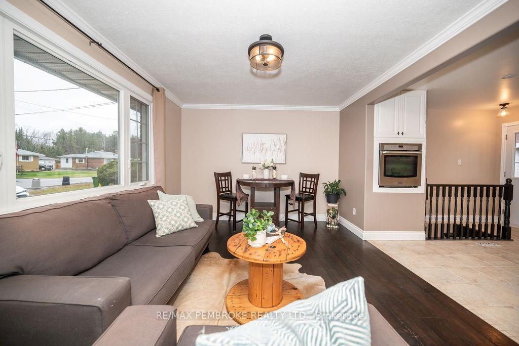 Photo 10 of 38 Sunset Crescent, Petawawa — HOMEH