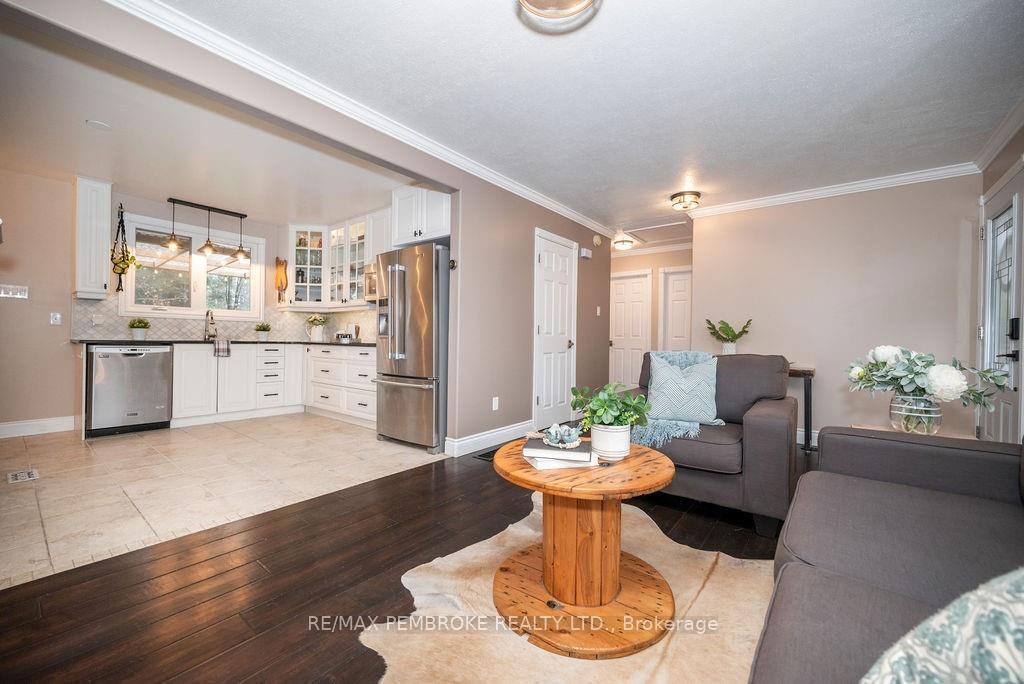 Photo 12 of 38 Sunset Crescent, Petawawa — HOMEH