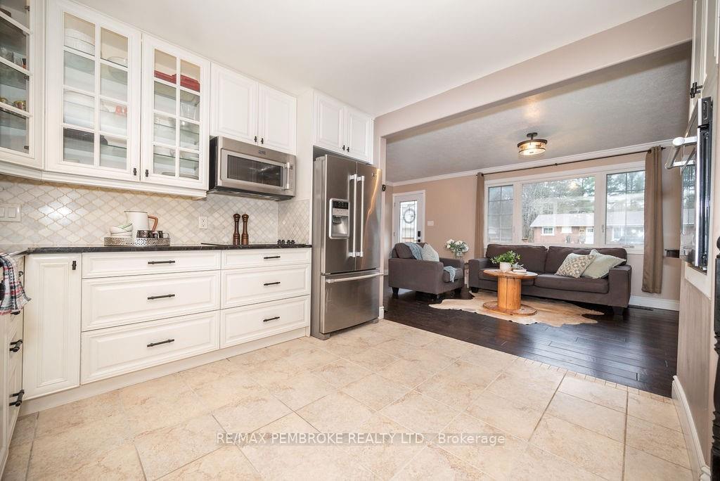 Photo 14 of 38 Sunset Crescent, Petawawa — HOMEH
