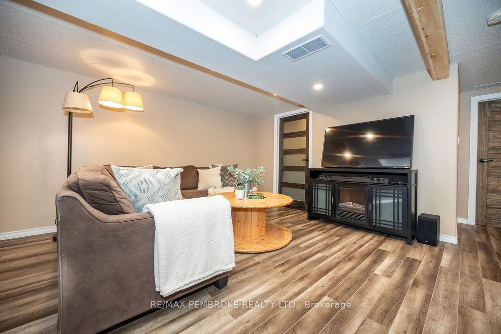 Photo 23 of 38 Sunset Crescent, Petawawa — HOMEH