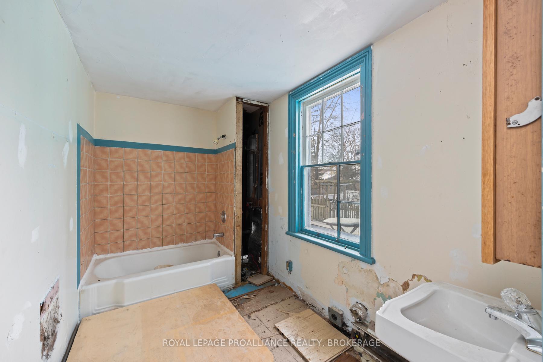 Photo 14 of 148 Yonge Street, Kingston, Central City West — HOMEH