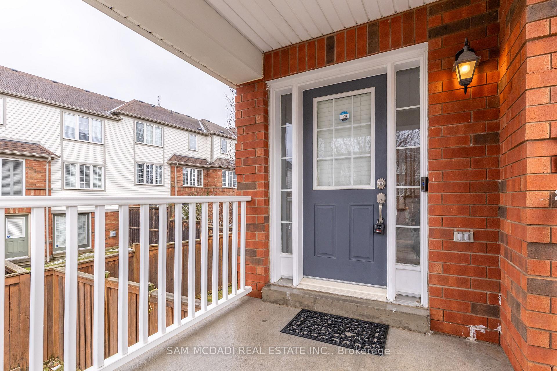 Front of 1260 Lamont Crescent