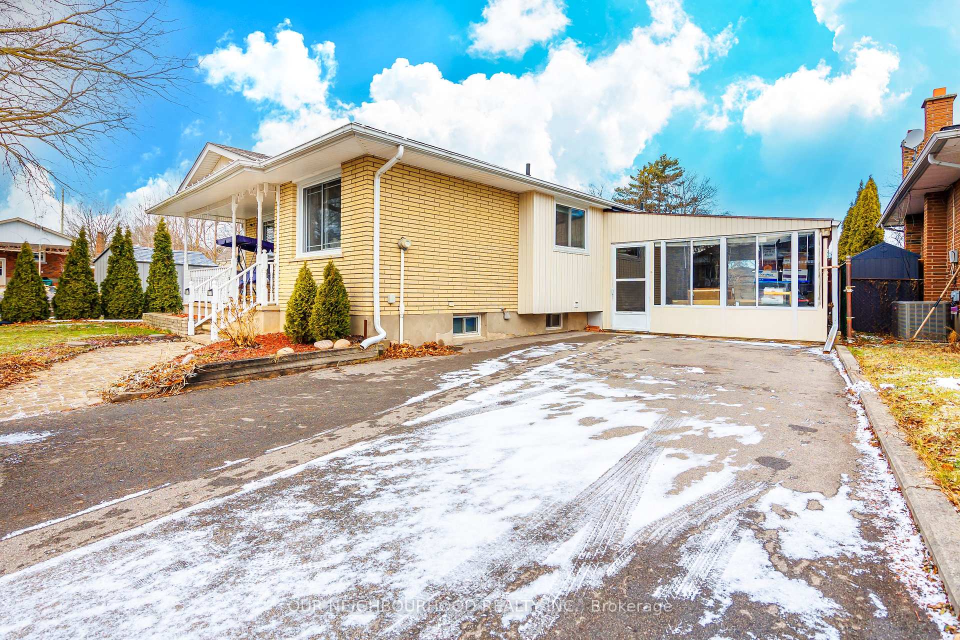 Photo 2 of 5941 Brooks Crescent, Niagara Falls, Church's Lane — HOMEH