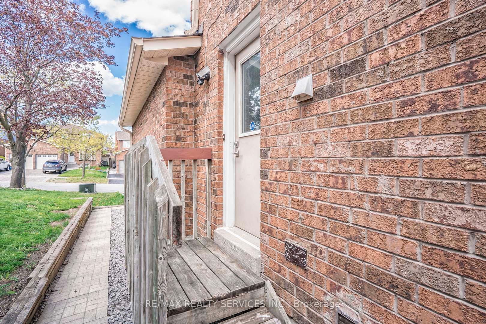 Photo 2 of Unit Bsmt, 535 Lightfoot Place, Pickering, Dunbarton — HOMEH