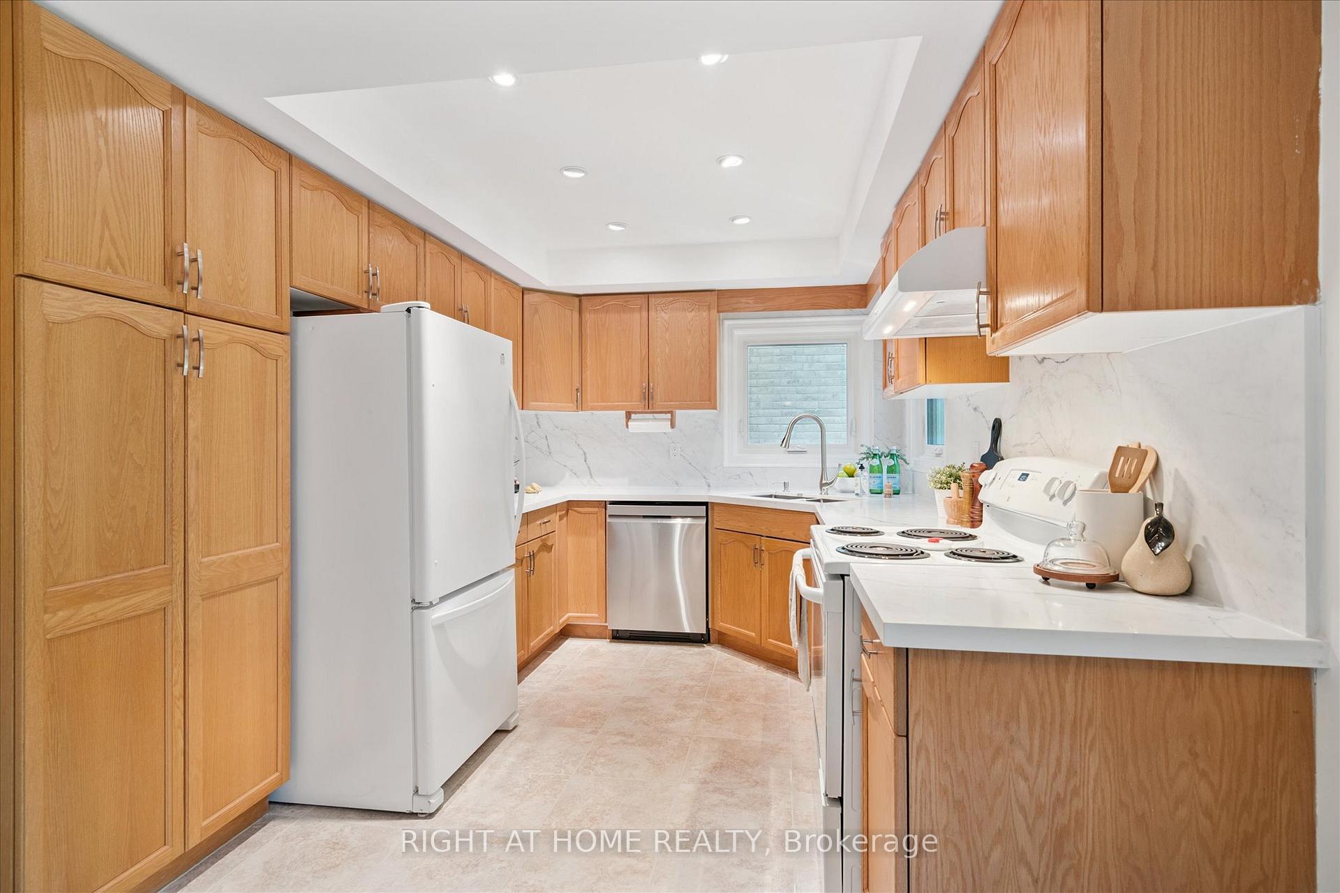 Photo 10 of 2097 Lynn Heights Drive, Pickering, Liverpool — HOMEH