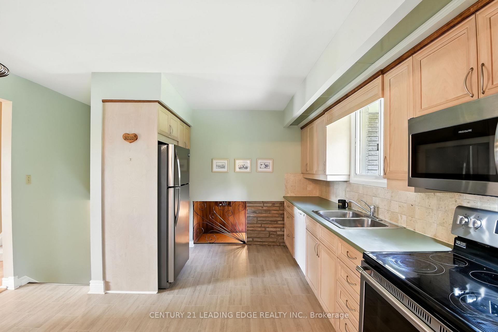 Photo 16 of 154 Switzer Drive, Oshawa, Centennial — HOMEH